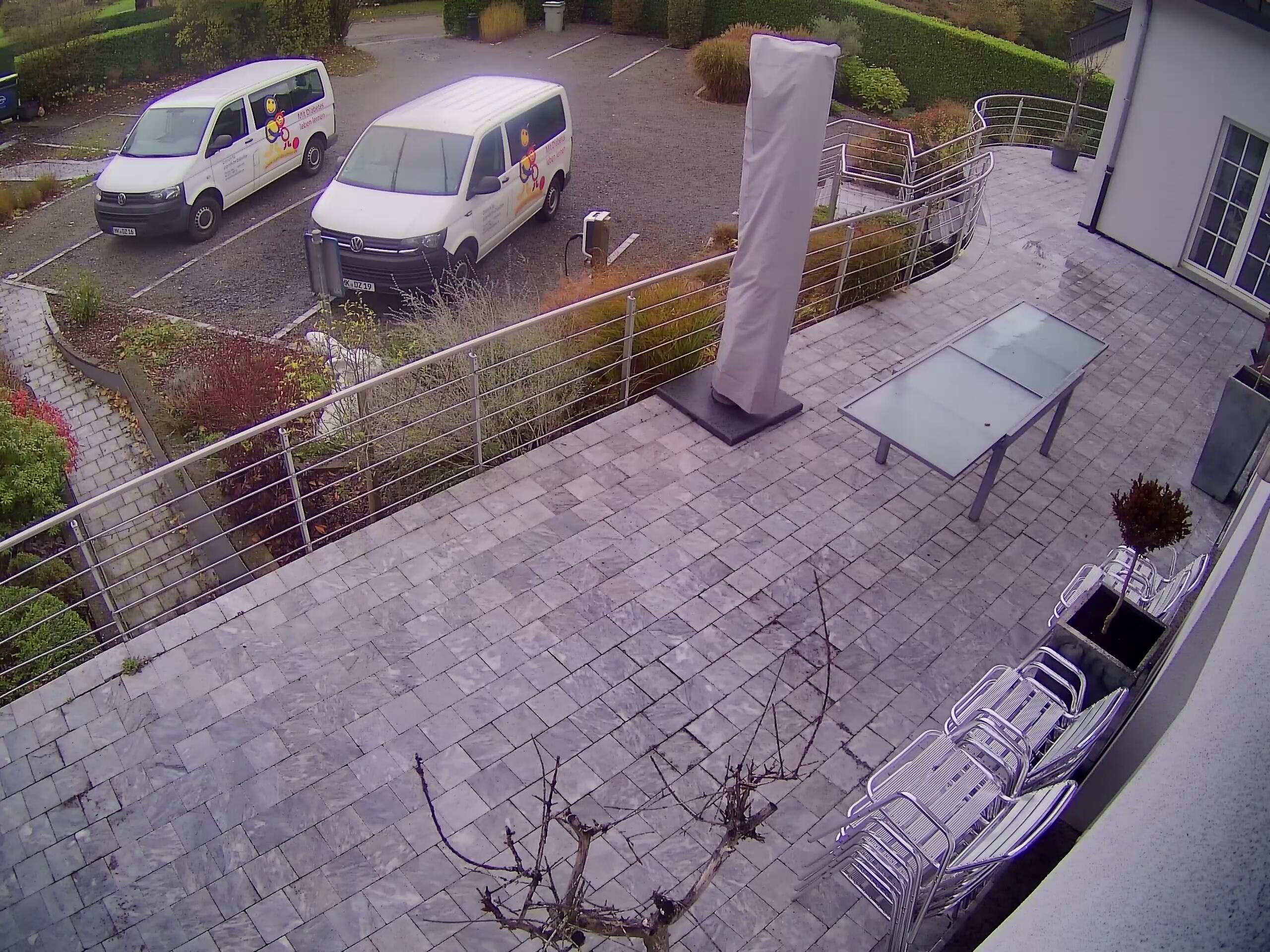 Parking en terras aan de voorzijde